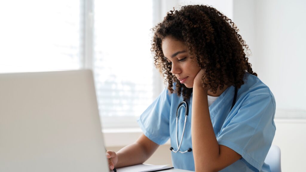 enfermeira feminina trabalhando na clinica