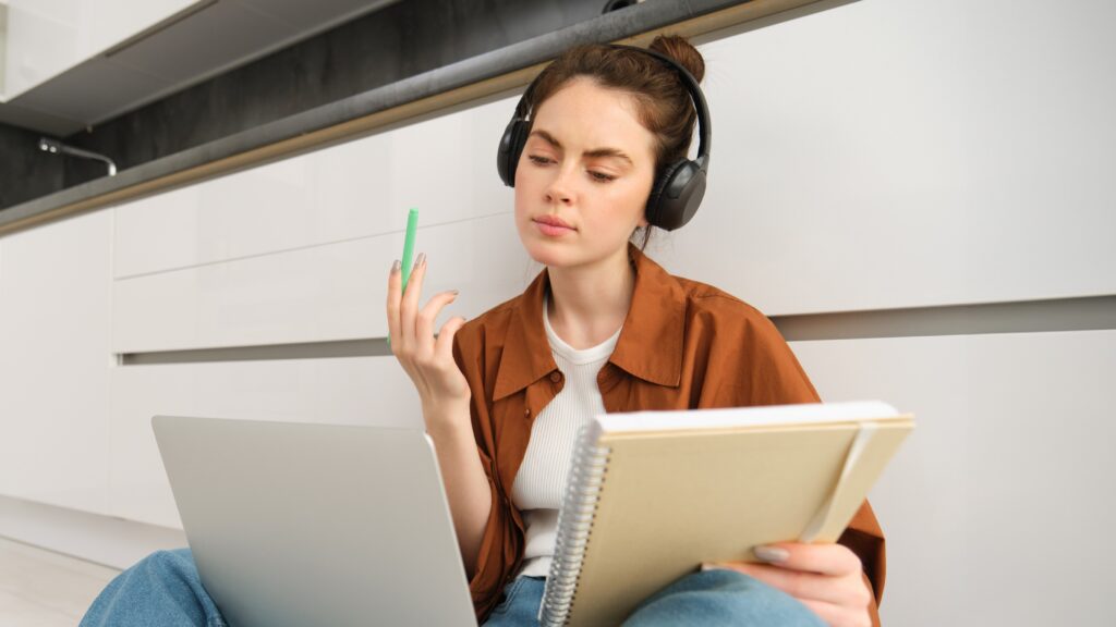 Ccomo encontrar cursos a distância reconhecidos pelo MEConcentrated young student, woman working on assignment, doing homework on laptop, making notes in notebook during online lesson, remote college course como encontrar cursos a distância reconhecidos pelo MEC